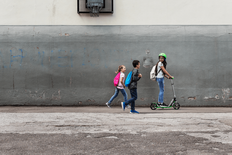 Kinder mit Hudora Cityroller Big Wheel auf dem Weg zur Schule